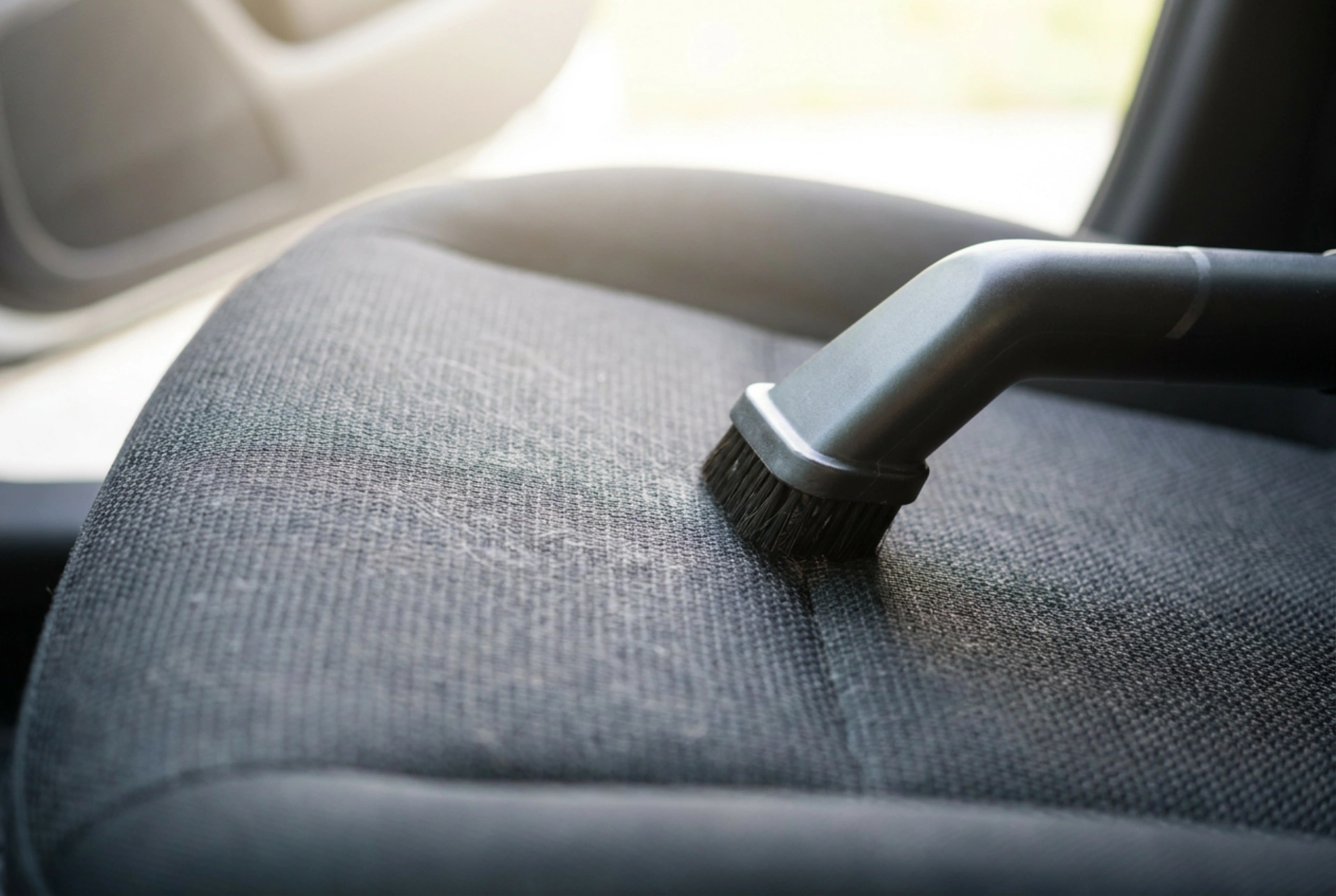 Čistenie autosedačiek vysávačom bez nadmernej vlhkosti