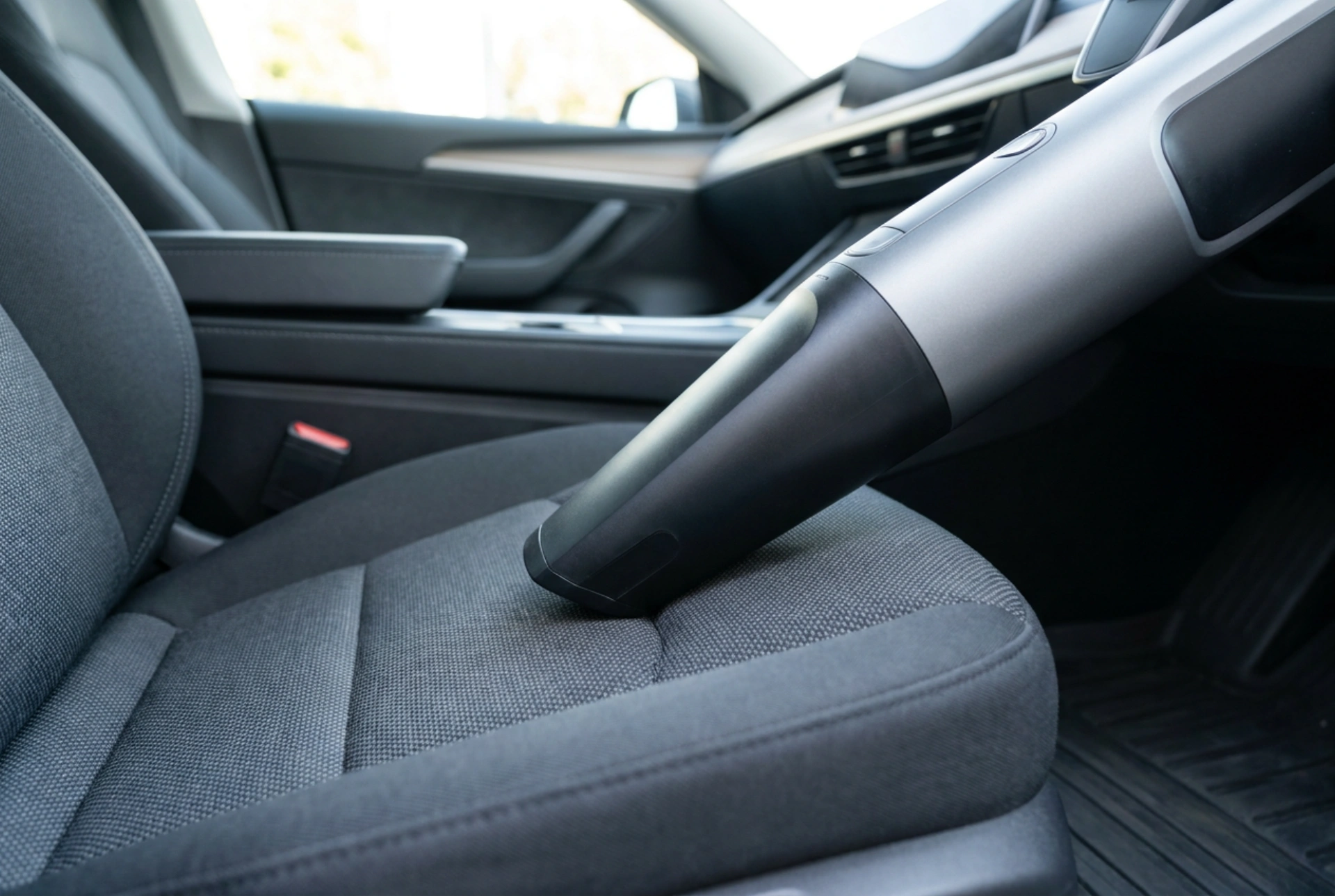 Ako dôkladne vyčistiť auto výkonným autovysávačom